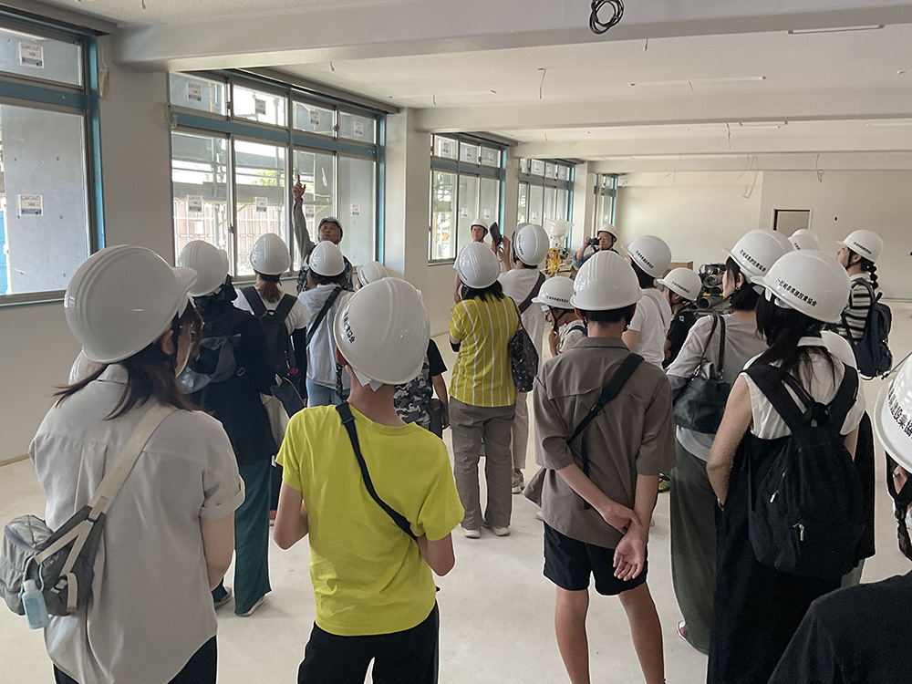 ヘルメットをしっかり被って工事現場内を見学！